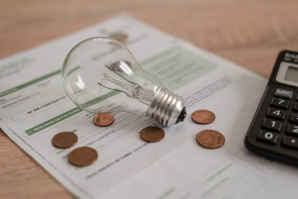 Factura de la luz con detalle de los cambios en peajes y costes regulados para 2025