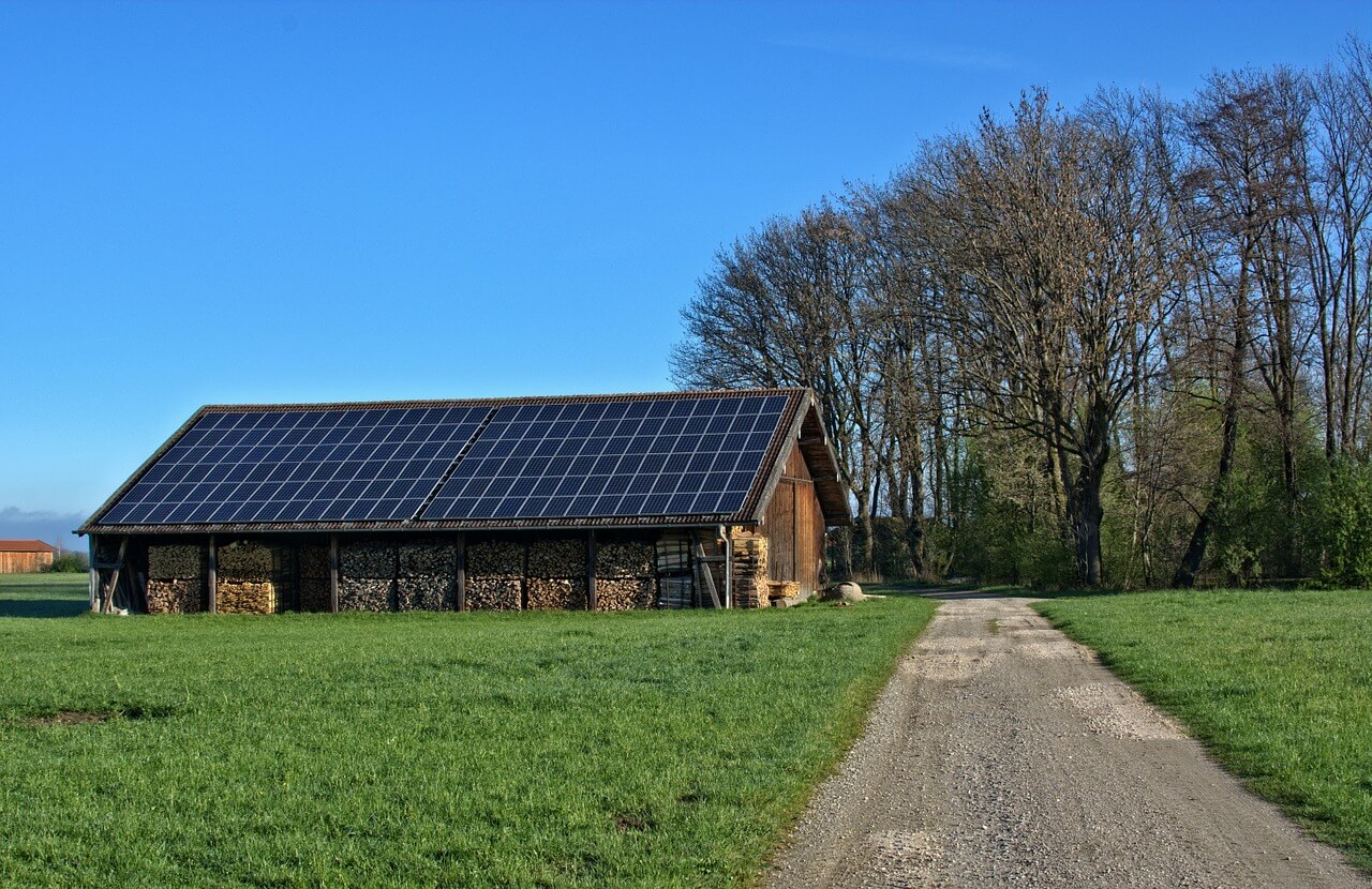 Paneles solares en tejado para autoconsumo eléctrico con nueva normativa española
