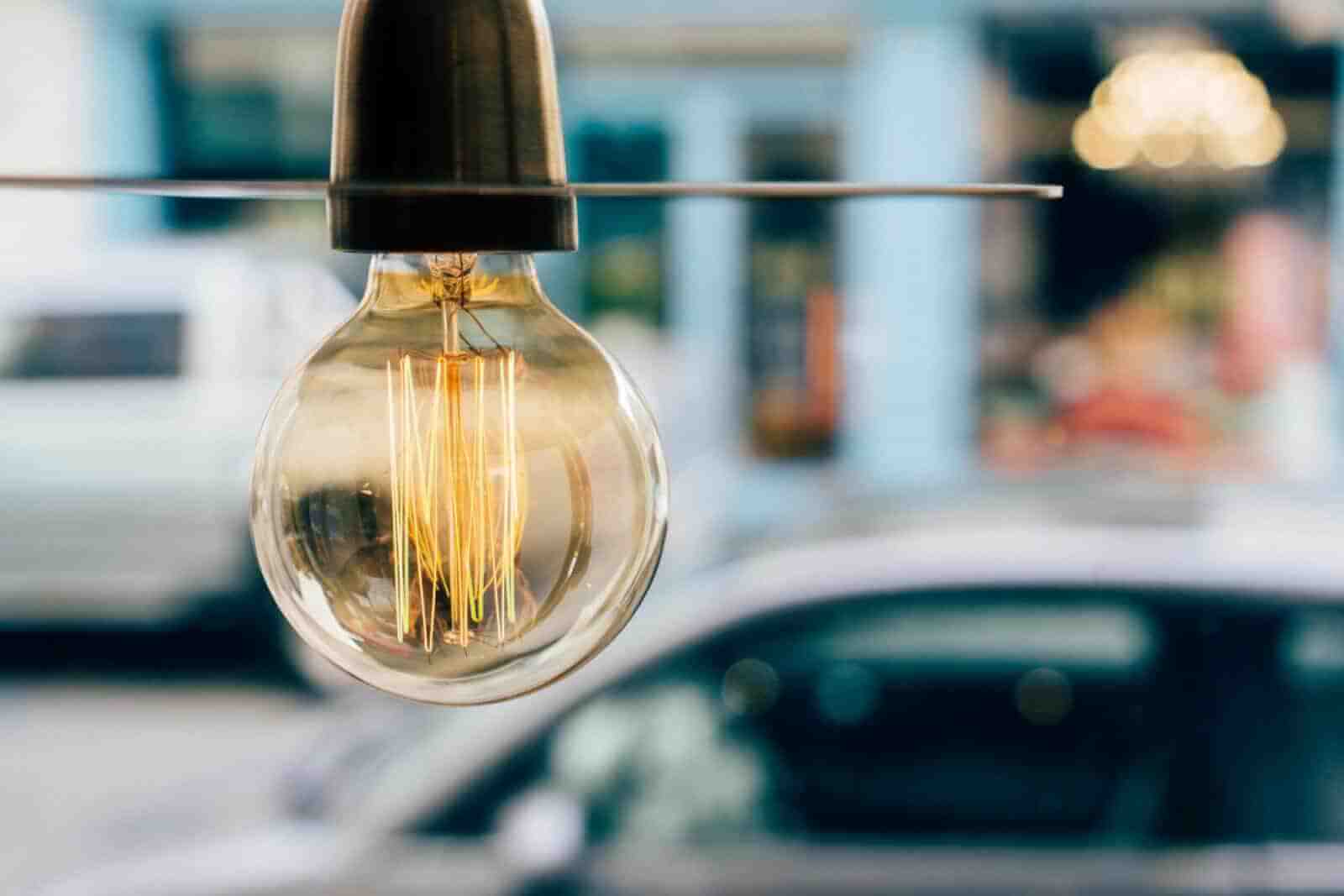 Bombilla iluminada representando la eficiencia energética y el ahorro de energía