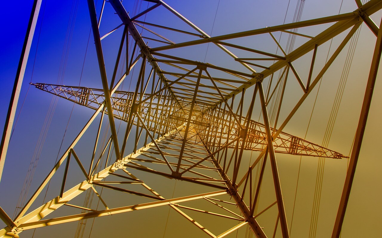 Infraestructura eléctrica y torres de alta tensión representando el mercado eléctrico español