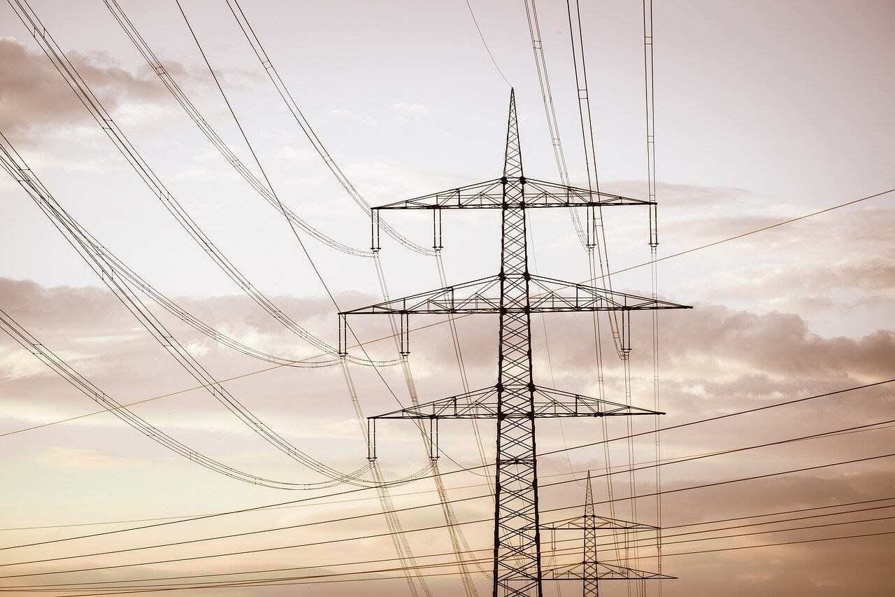 Torres de alta tensión y red eléctrica representando los nuevos peajes eléctricos en España